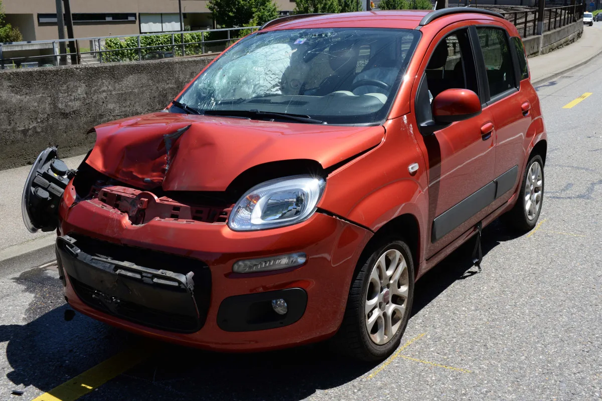 Luzern: Linienbus verliert ein Rad - Auto wird getroffen