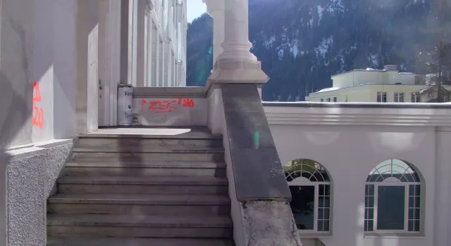 Unbekannte sprayen in Davos Platz umher
