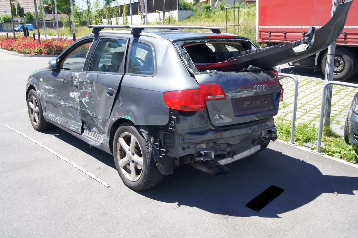 Leichtverletzte und grosser Sachschaden auf der A4 bei Cham