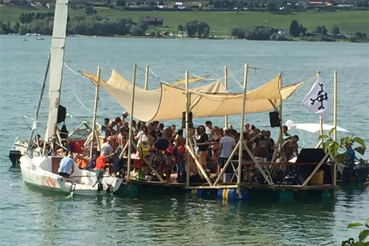 Greyerzersee FR - 40 Personen auf illegalem Floss am feiern