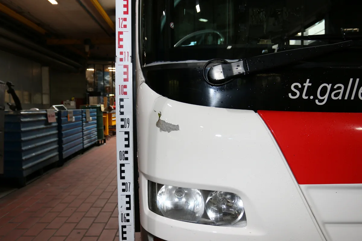 Autofahrer streift in St. Gallen VBSG-Bus und haut ab