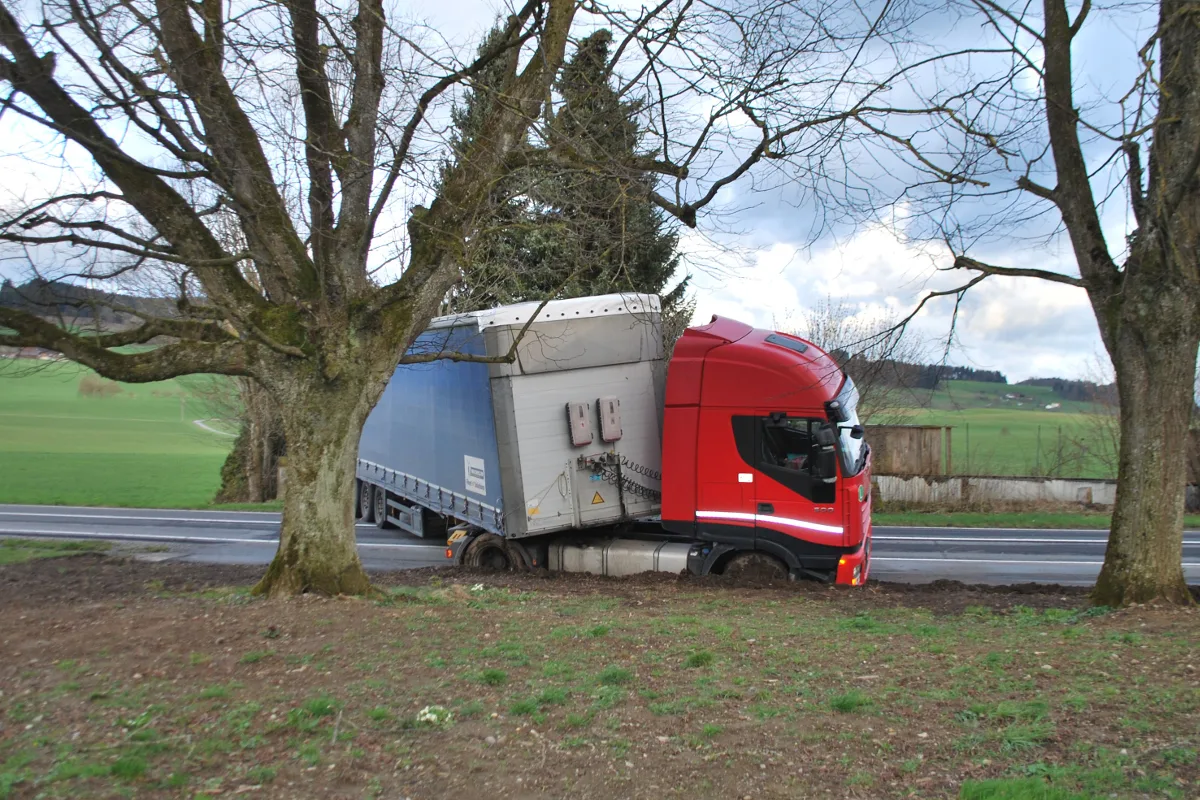 Selbstunfall in Beromünster - Sattelschlepper blockiert Strasse