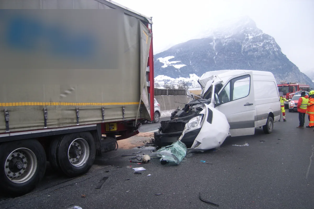 Altdorf UR - Auffahrkollision mit zwei Verletzten auf der A2