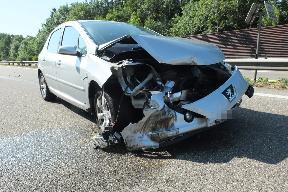 Auffahrcrash mit drei Autos auf der A1 bei Henau