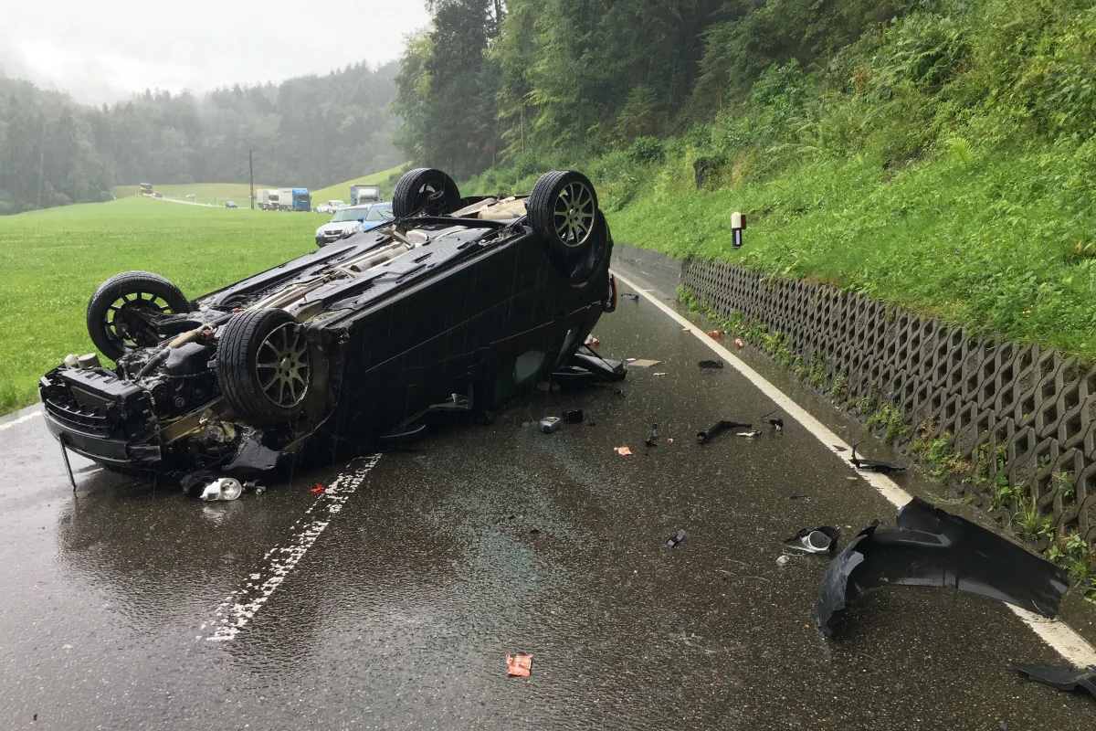 Auto überschlägt sich in Eggersriet