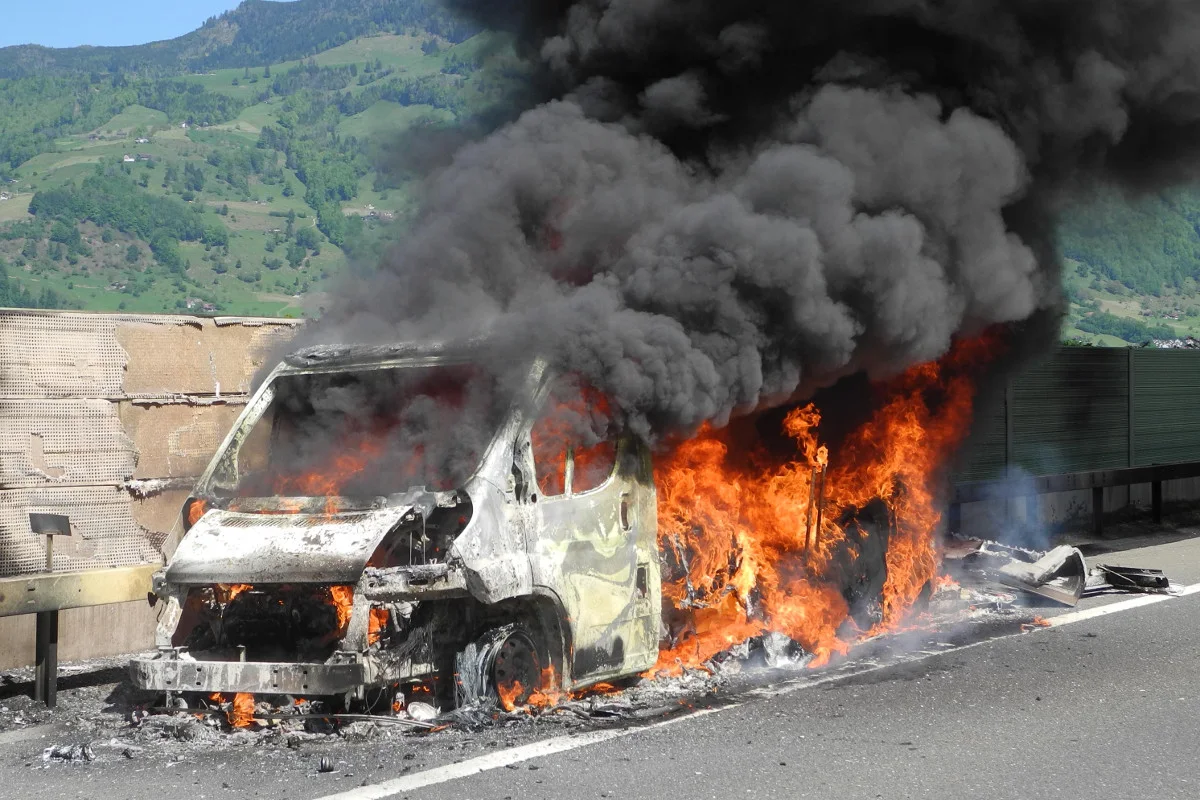 Immensee SZ - Lieferwagen geht auf der A4 in Flammen auf