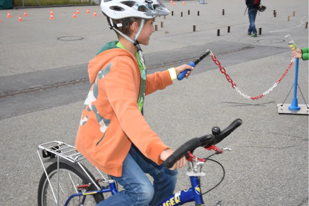 Bündner Rheintal/Oberengadin: Schüler üben das Fahrradfahren