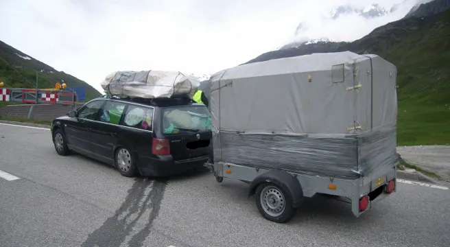 Auto in Hospental massiv überladen