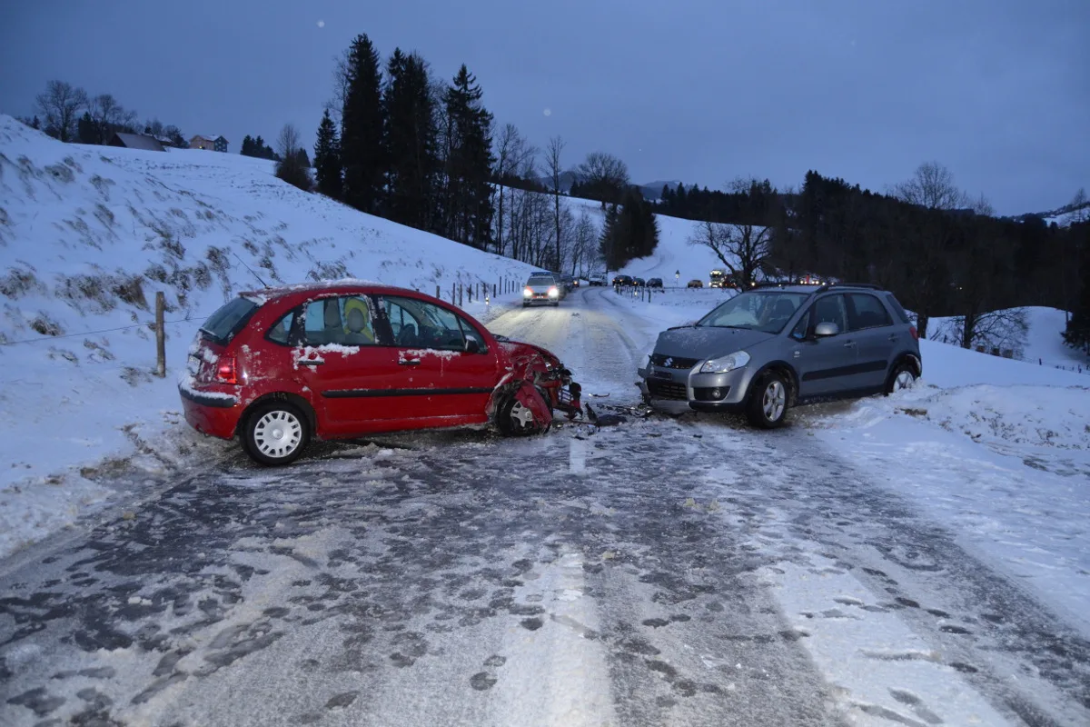 Hundwil AR - Doppelter Totalschaden durch Frontalcrash