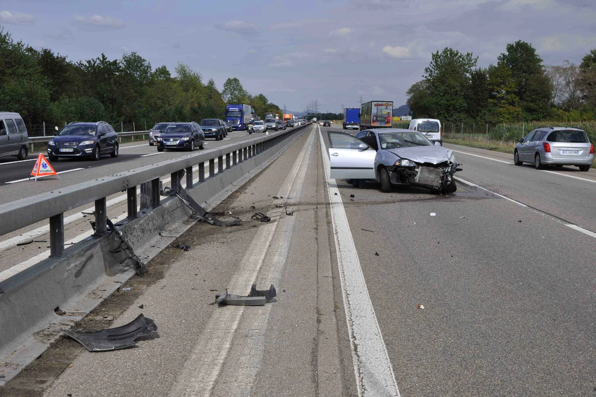 A1 bei Kestenholz - Stossstange trifft Töfffahrer auf der Gegenfahrbahn
