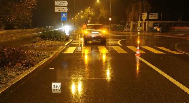 Schwerverletzte Fussgängerin nach Kollision in Uerikon