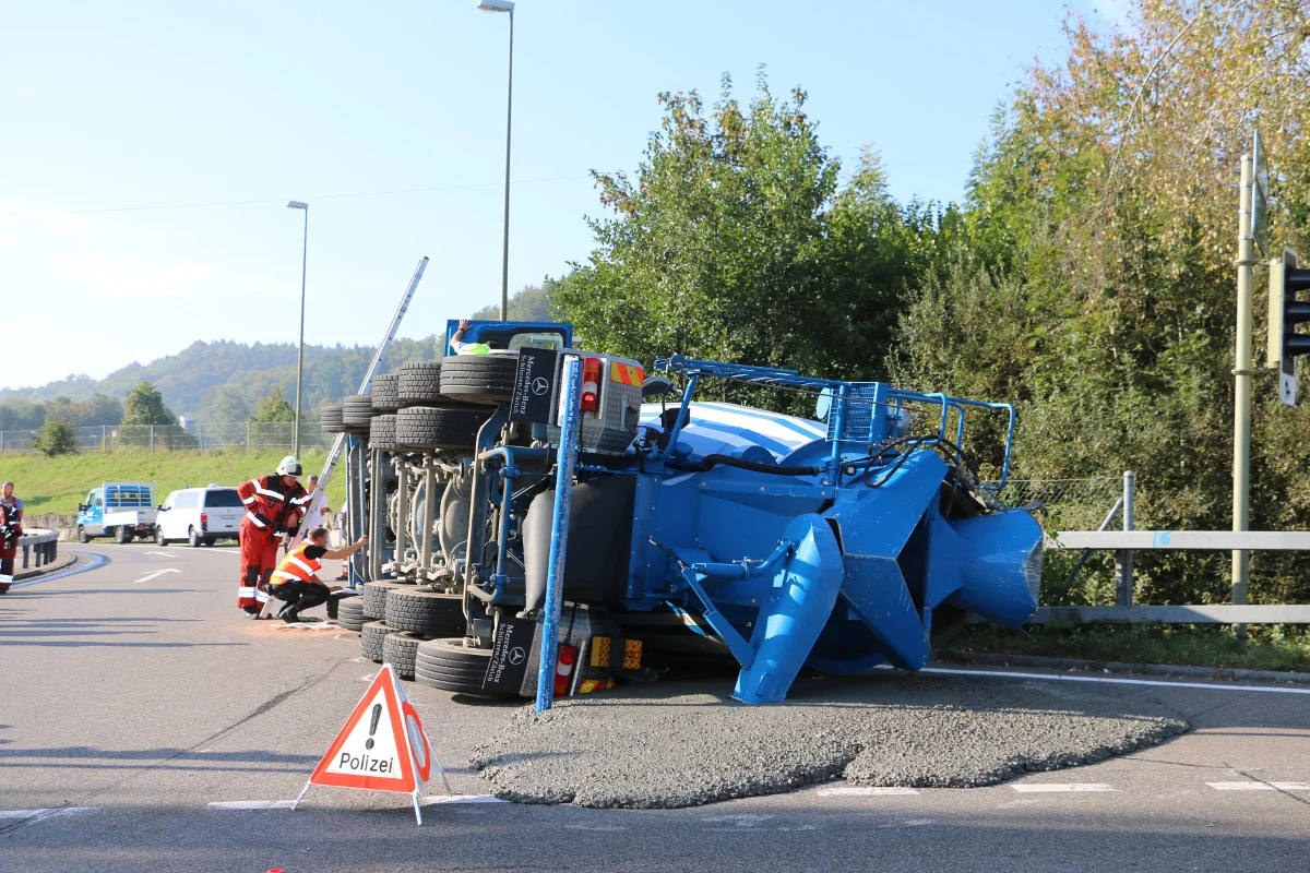 Urdorf ZH - Lastwagen in Autobahneinfahrt gekippt