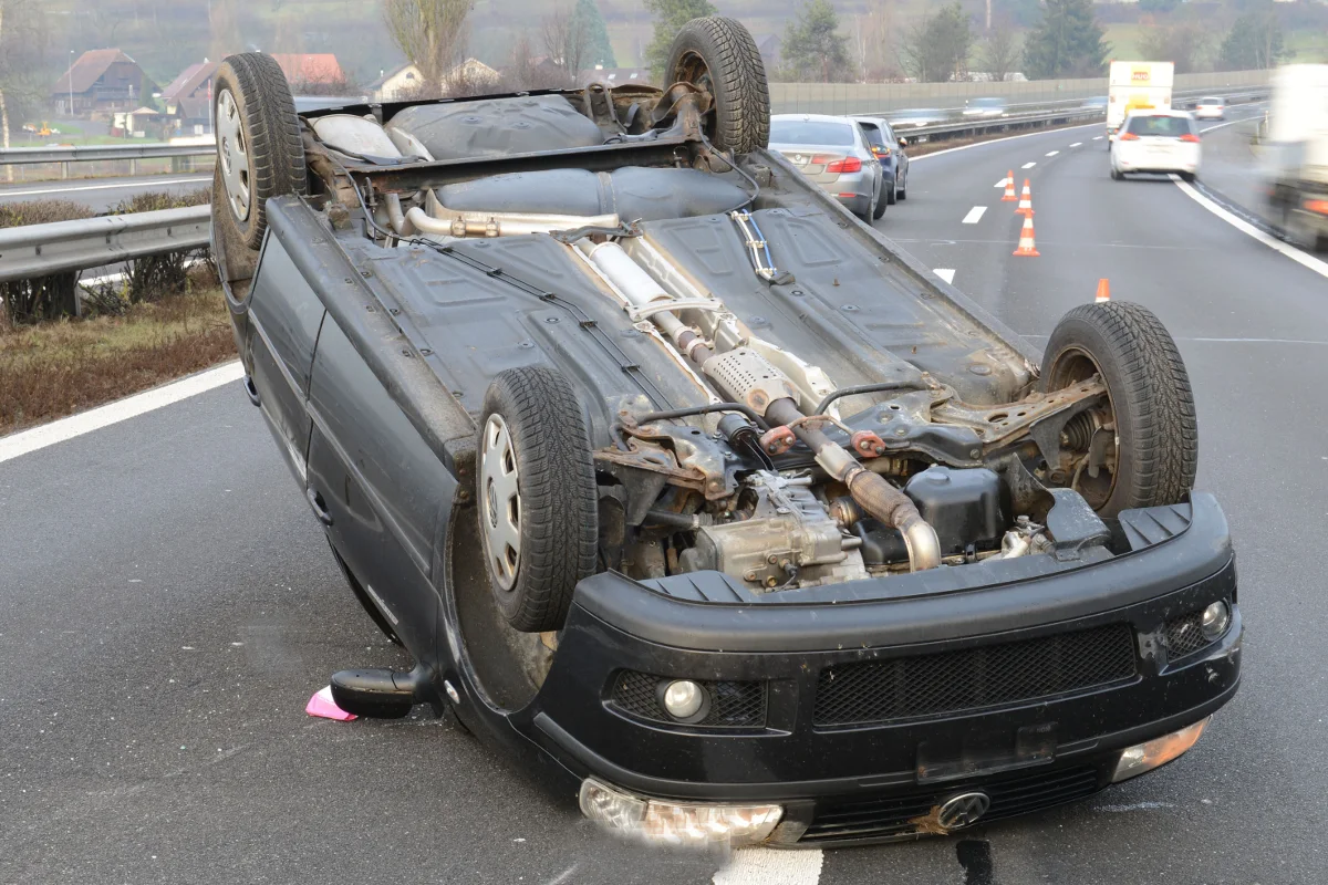 Alleincrash auf der A2 bei Sursee - Auto landet auf Dach