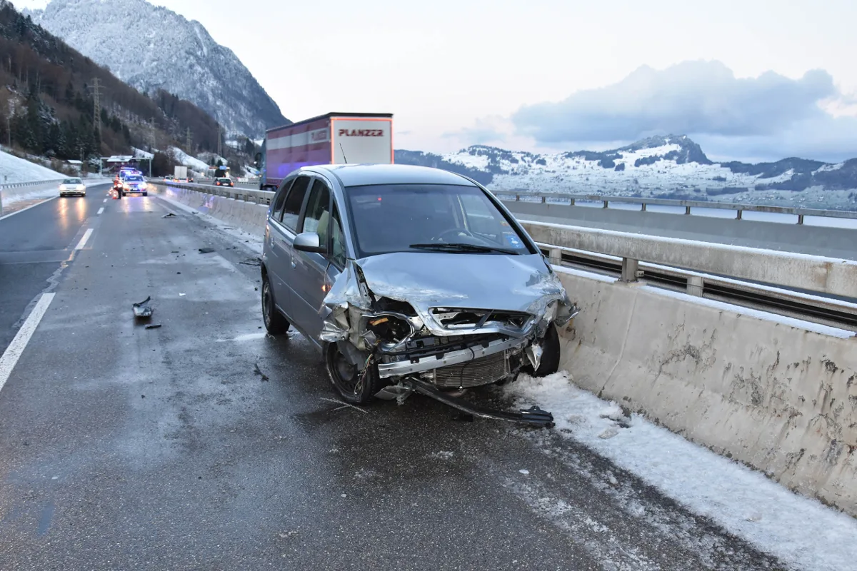 Schleuderunfall auf der A2 bei Beckenried