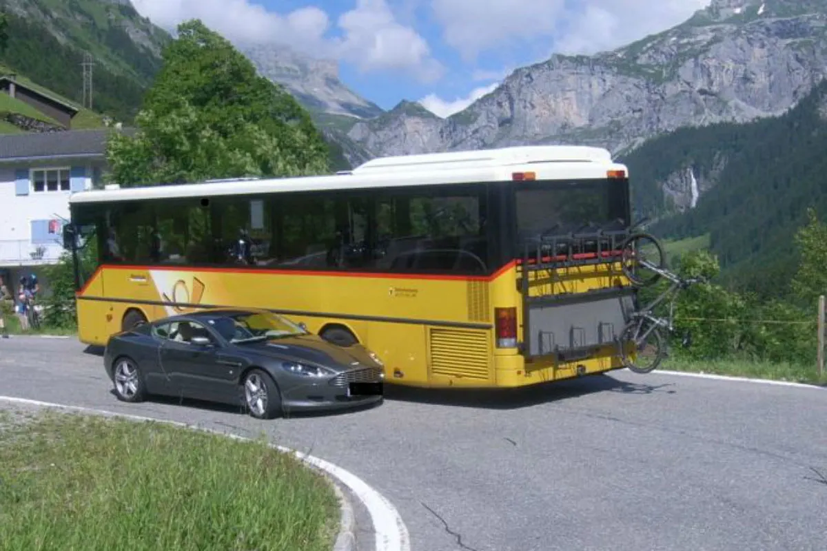 Unterschächen UR: Kollision zwischen Aston Martin und Postauto