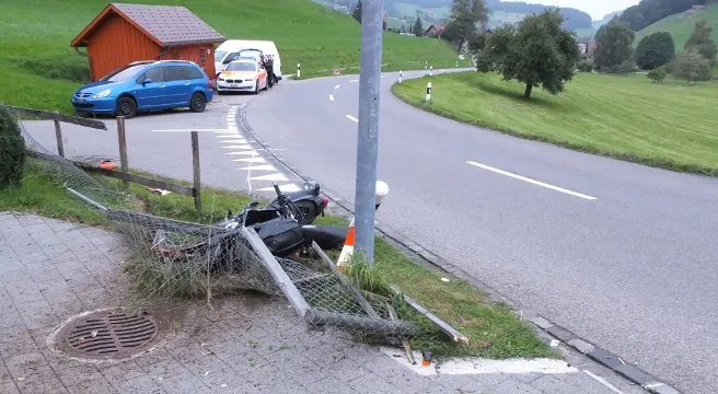 In Gähwil mit Motorrad in Strassenlampe geprallt