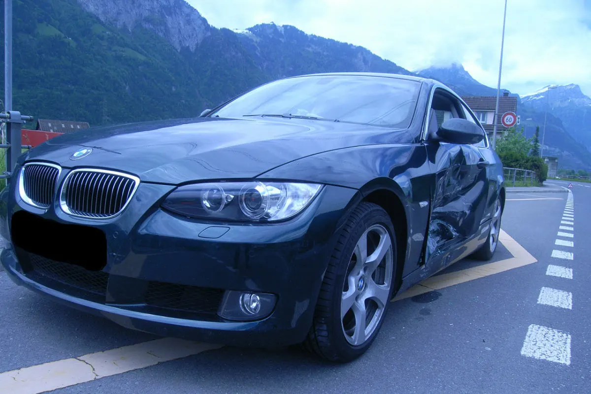 Kollision zweier Autos in Altdorf