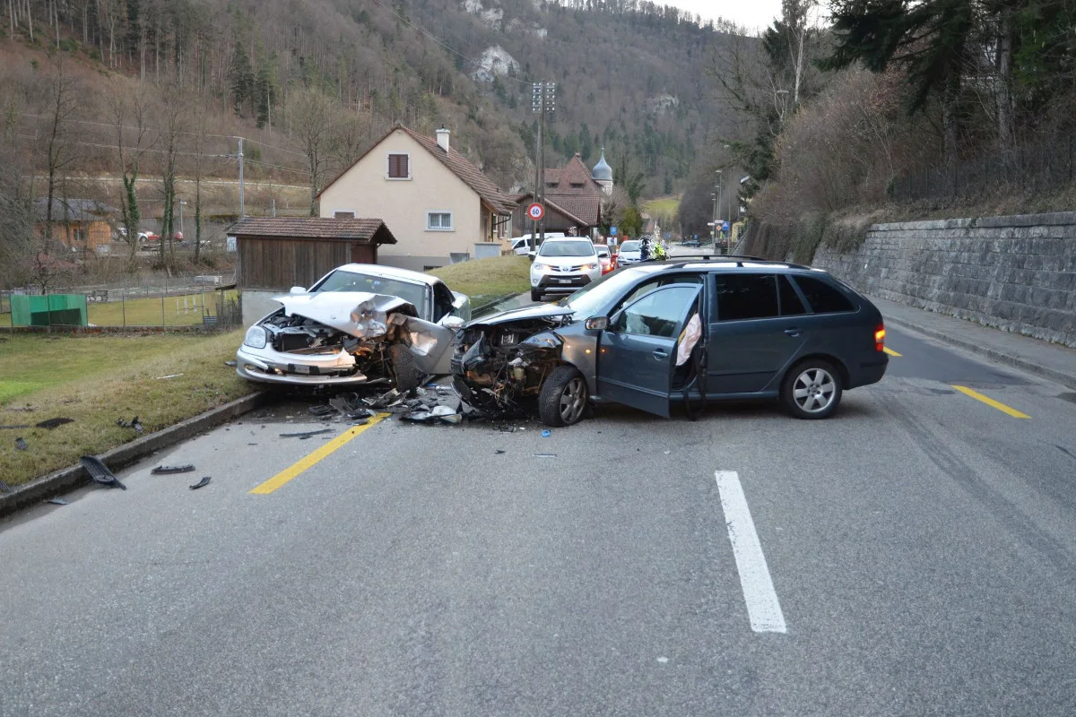 Liesberg BL - Frontalcrash fordert zwei Verletzte
