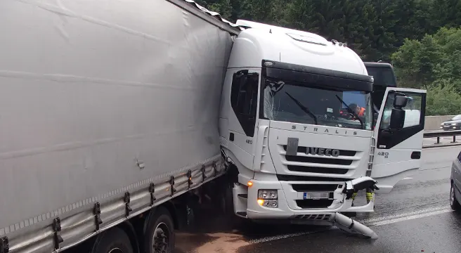 Neuenhof: Sattelschlepper wegen Aquaplaning verunfallt