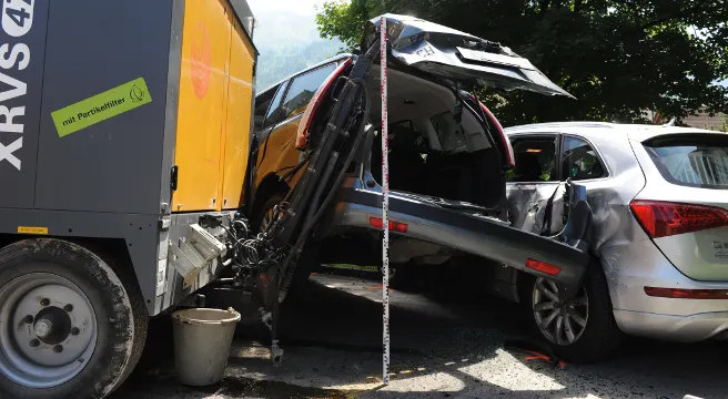 Ennetmoos: Herrenloser Anhänger kracht in zwei Personenwagen