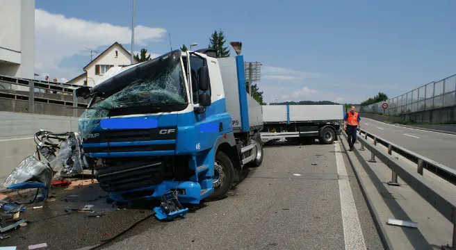 Kloten: Lastwagen blockiert Autobahn