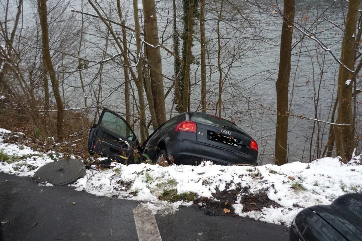 Neuhausen am Rheinfall SH - Mit Auto gegen Baum geprallt