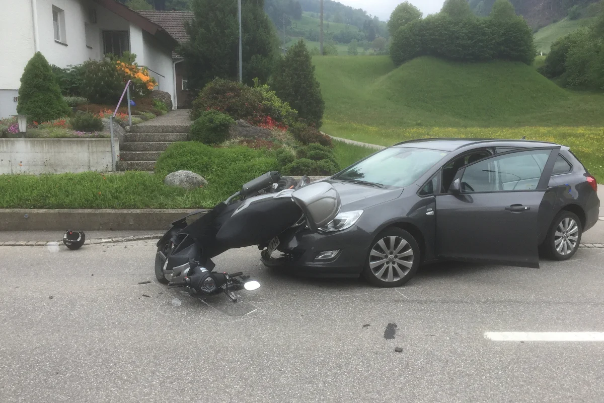 Brunnadern: Motorradlenker kracht in abbiegendes Auto