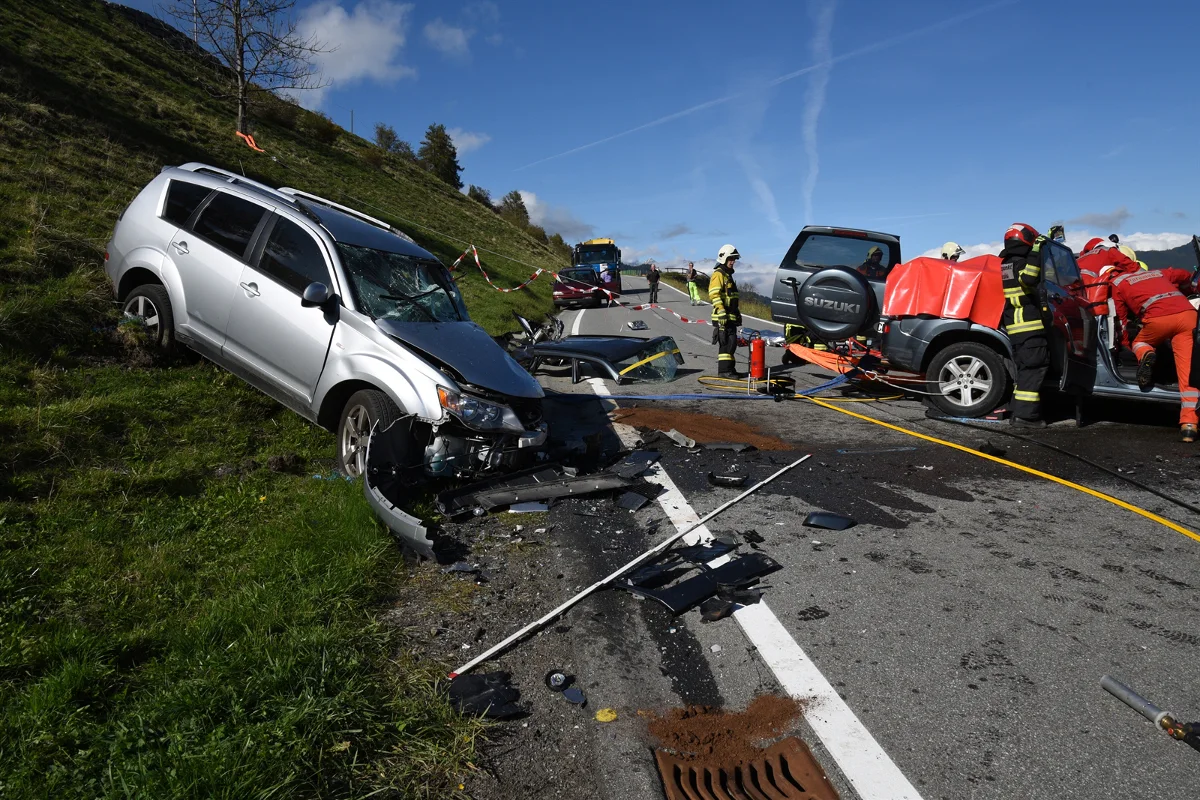 Schlimmer Frontalcrash bei Sarn - zwei Verletzte