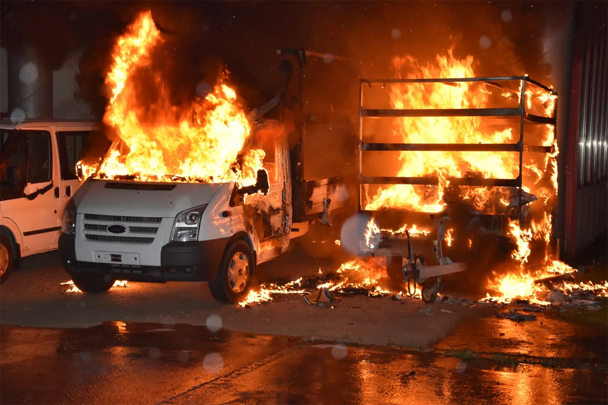 Au SG: Lieferwagen in Vollbrand