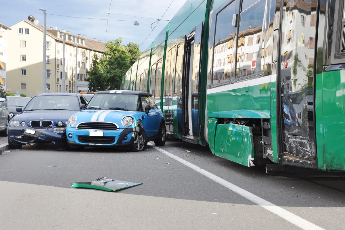 Tram und Auto kollidieren in Kleinhüningen