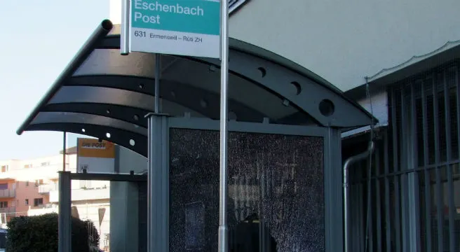 Rapperswil-Jona/Eschenbach: Scheiben von Buswartehäuschen eingeschlagen