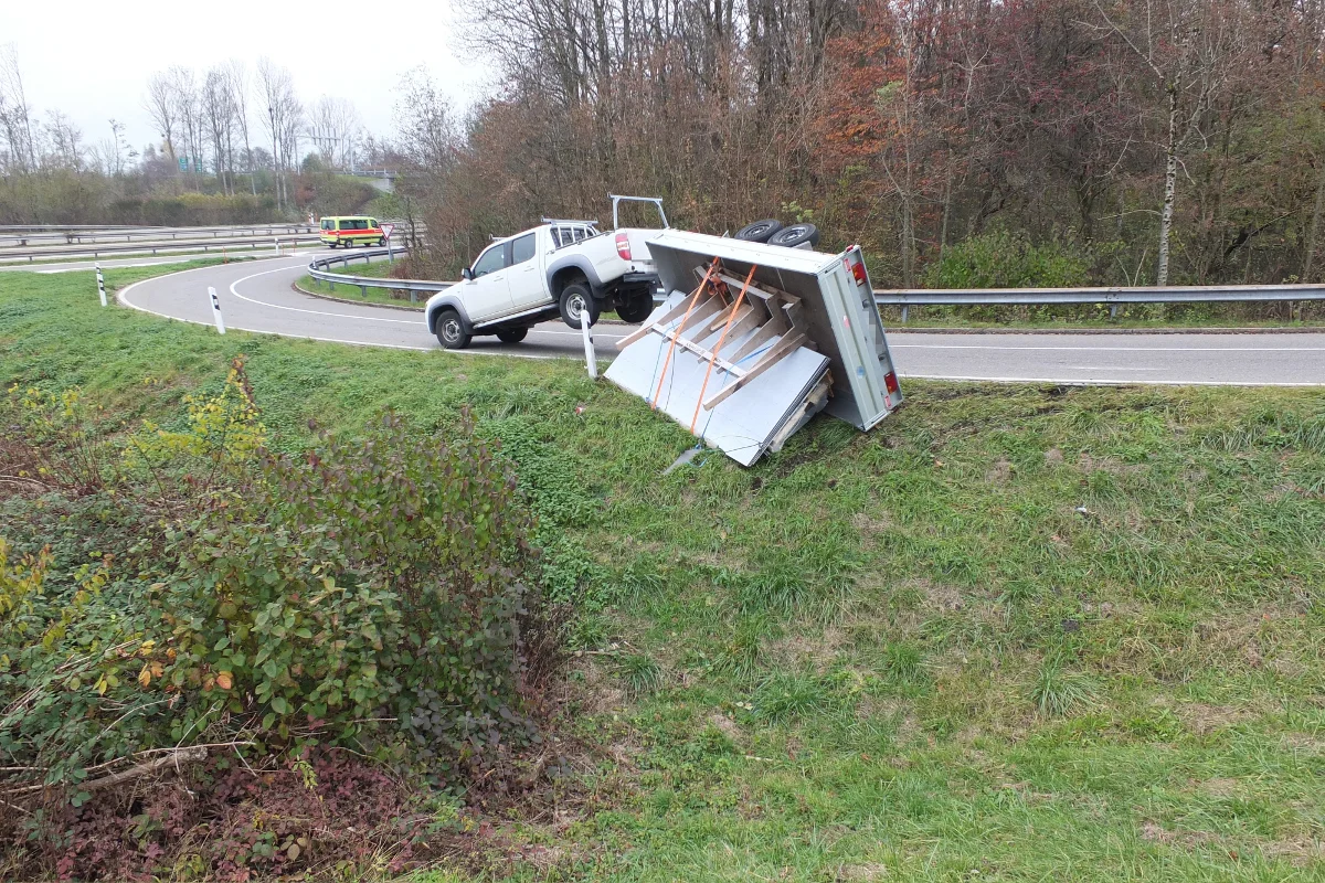 Benken SG - Anhänger auf Einfahrt A3 gekippt