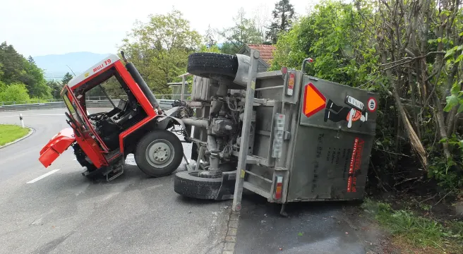 Unfall mit Milchanhänger in Altstätten - Person verletzt