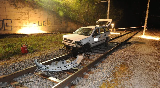 Unfall in Niederhasli endet auf Bahngleis