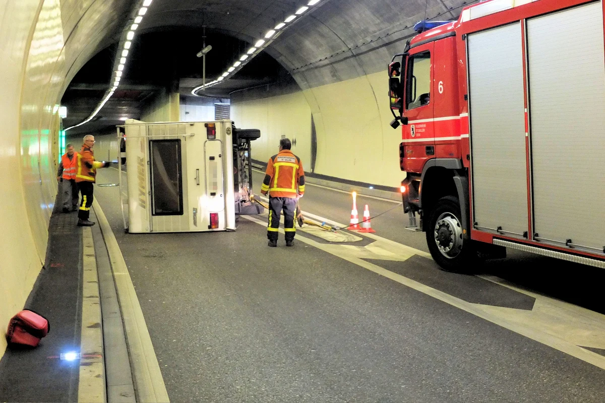 Wohnmobil verunfallt im Tunnel in St. Gallen