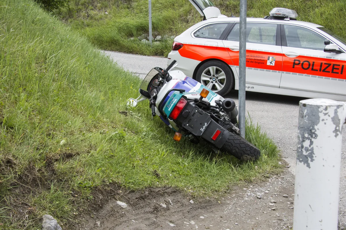 Domat/Ems GR - Töfffahrer flüchtet mit hoher Geschwindigkeit vor der Polizei