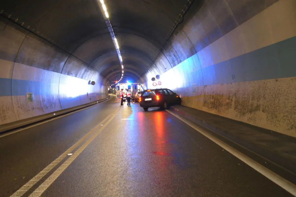 Unfall im Fäsenstaubtunnel wegen beschlagener Frontscheibe