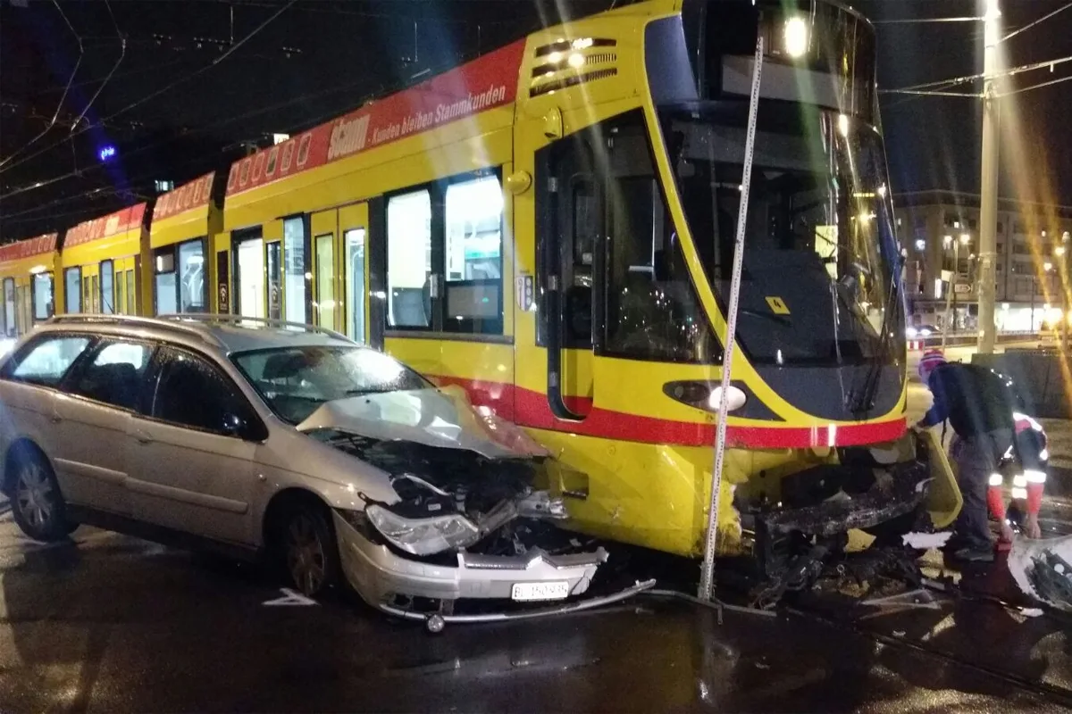 Zeugenaufruf aus Basel: Verletzter bei Kollision mit Tram