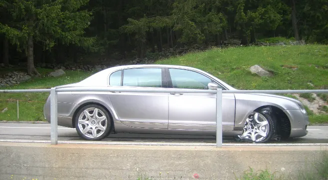 Selbstcrash in Wassen - Vogel erschreckt Bentley-Fahrer