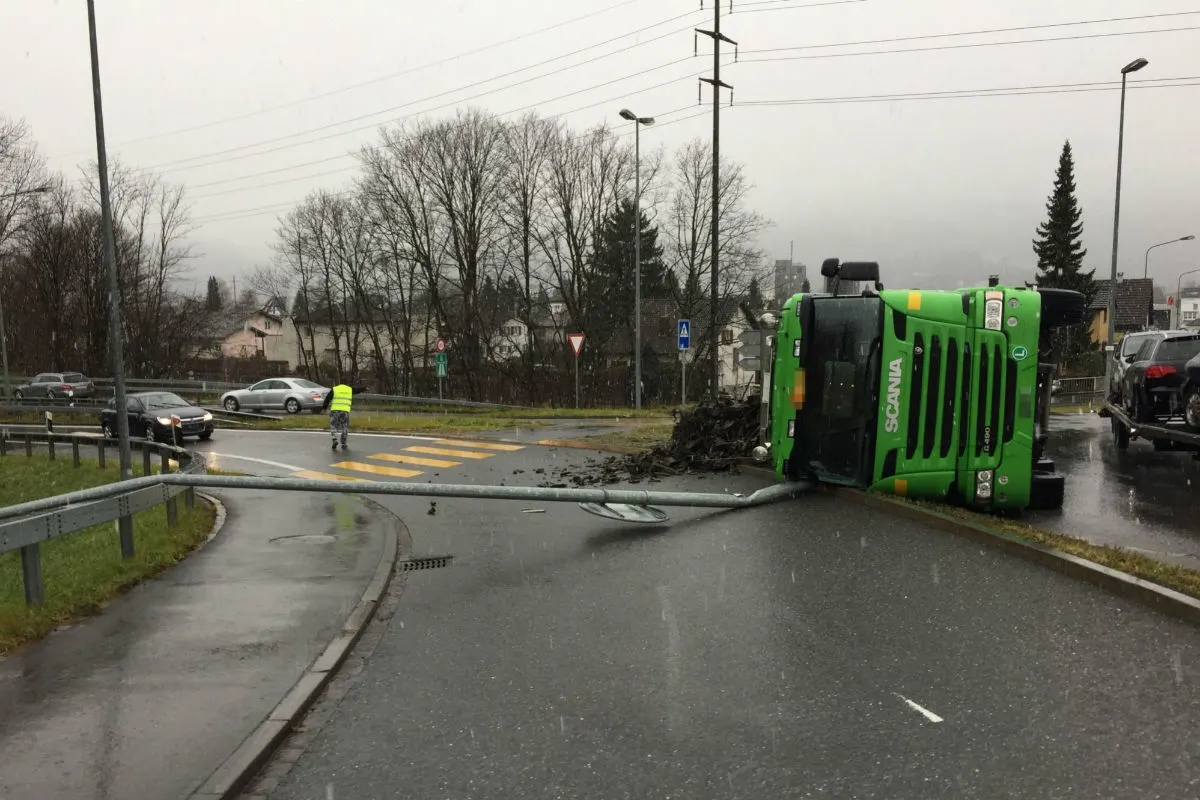 Buchs SG - Lastwagen kippt um