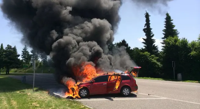 Autobrand auf Rastplatz bei Gossau