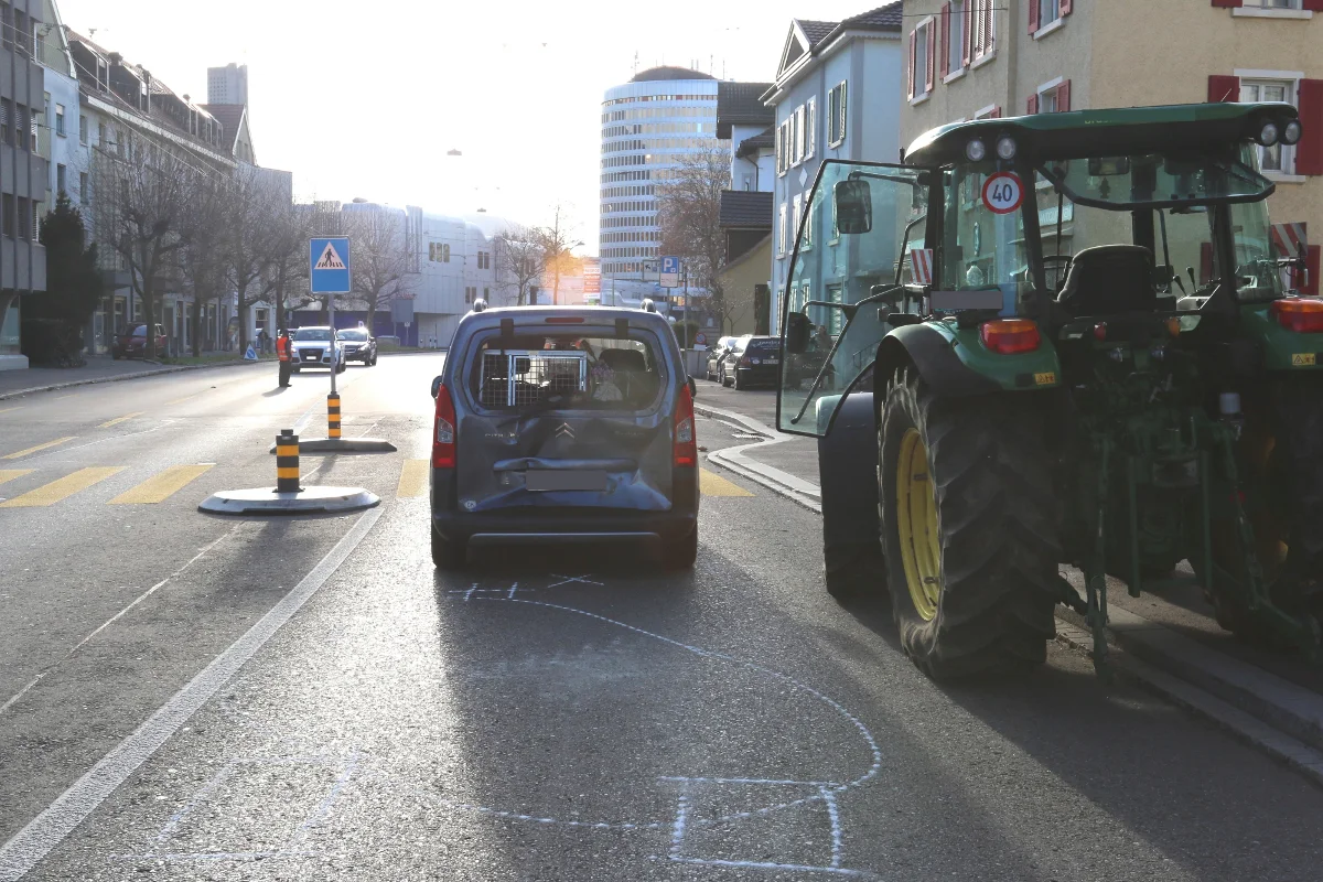 Mit Traktor in St. Gallen gegen stehendes Auto geprallt