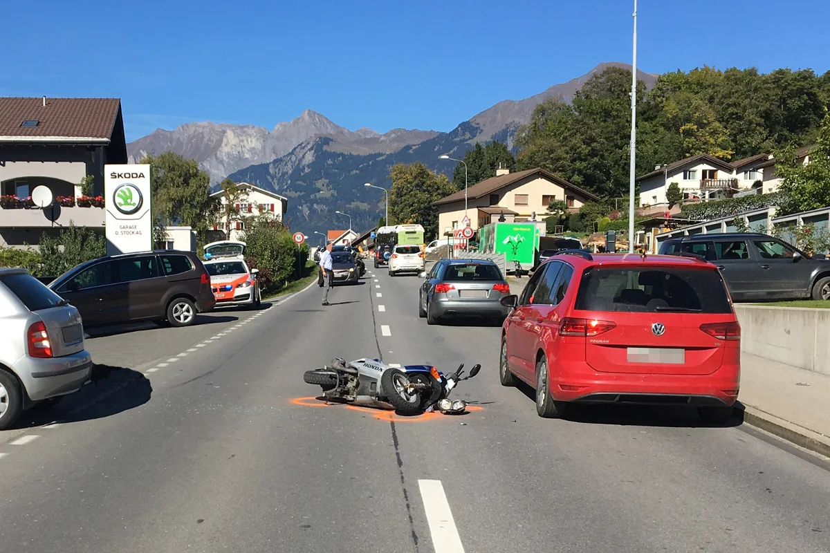 Zizers GR - Verletzter Rollerfahrer ins Spital überführt
