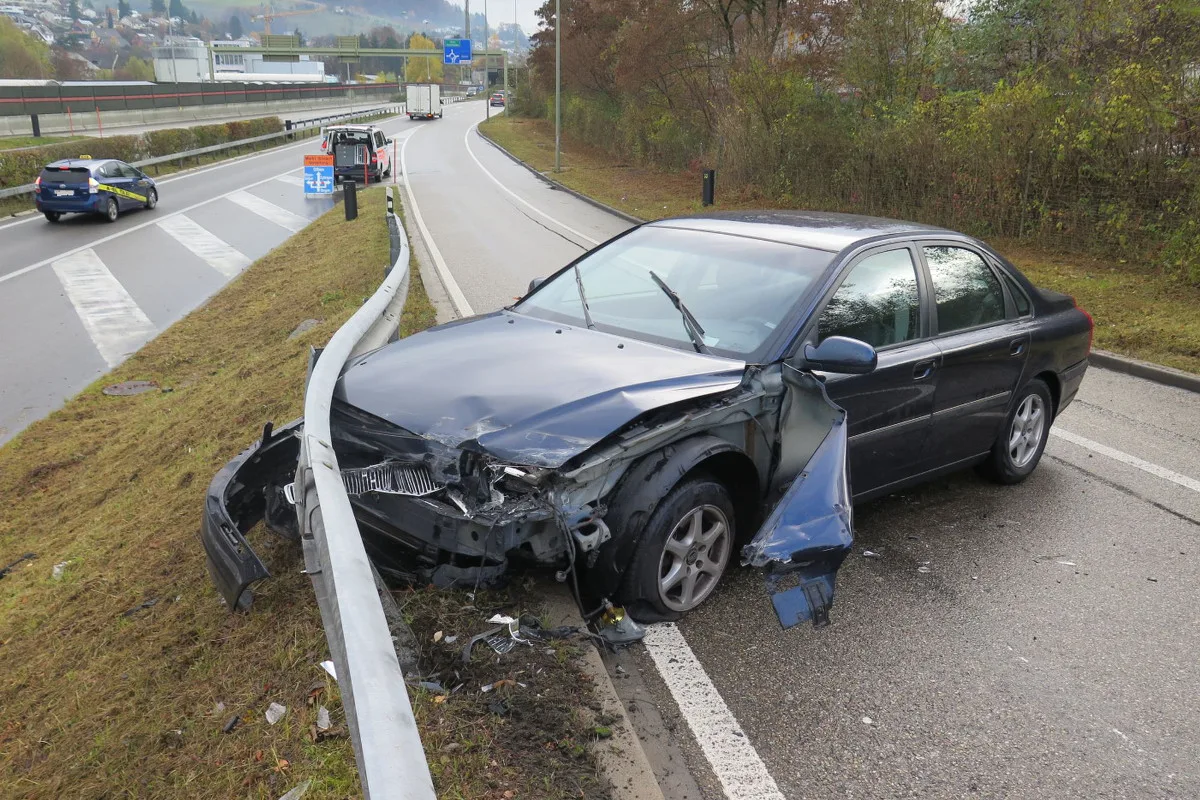 Sissach BL - Auto kracht frontal in Leitplanke
