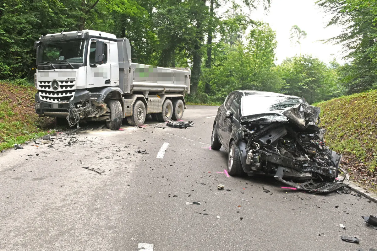 Diessenhofen TG - Auto prallt frontal in Lastwagen