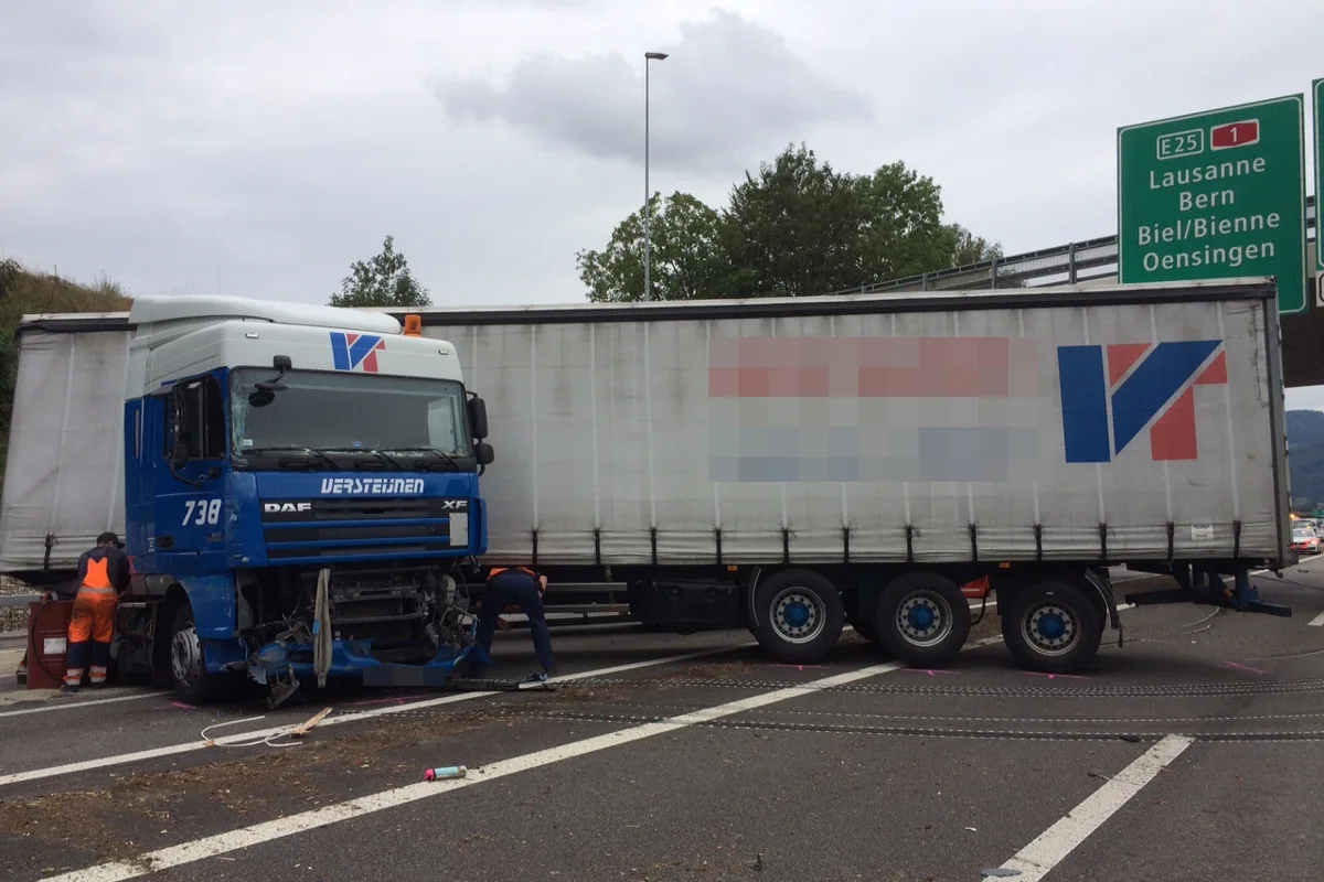 Grosse Verkehrsbehinderungen nach VU auf der A1 bei Gunzgen