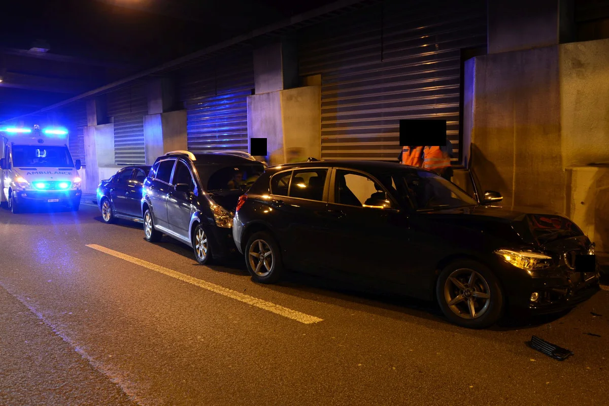 Muttenz/A2: Stau nach Auffahrcrash mit fünf Autos im Tunnel Schweizerhalle
