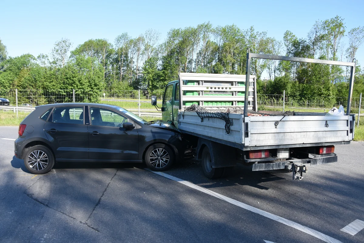Oberriet SG: 68-jähriger Automobilist bei Selbstunfall schwer verletzt