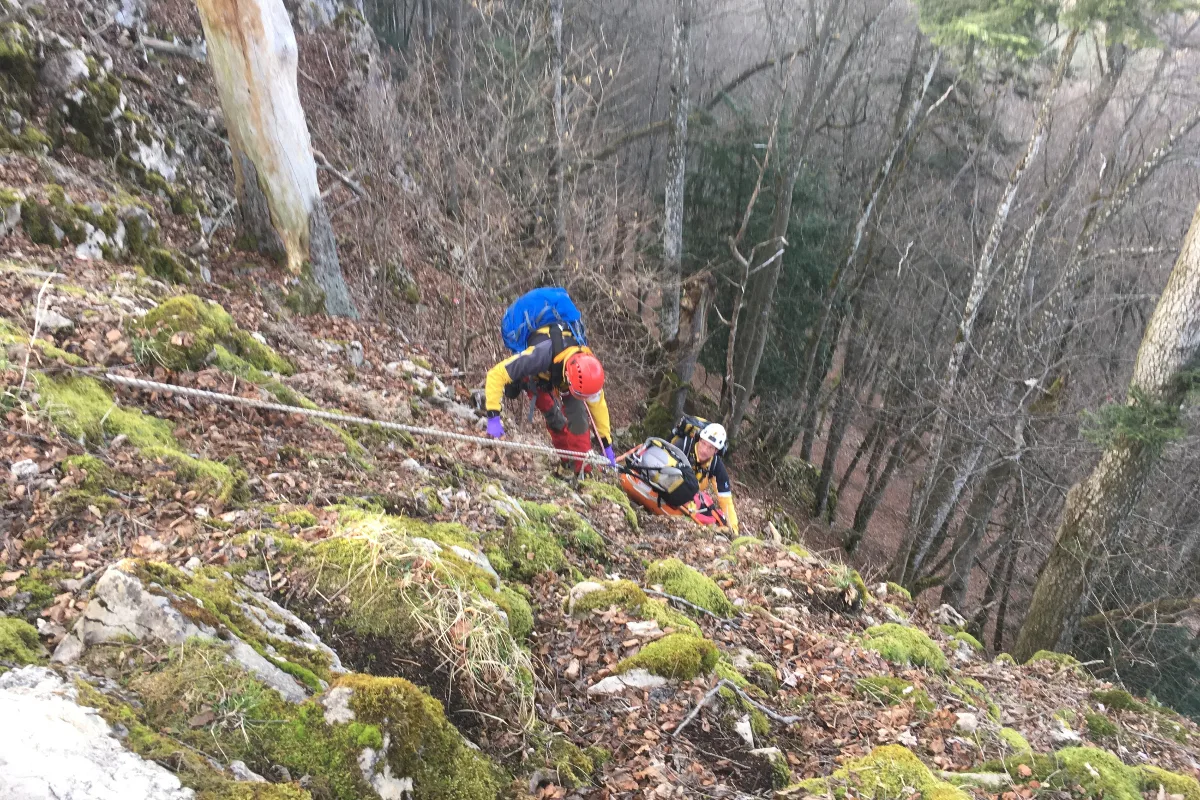 Erlinsbach AG - 43-Jähriger auf Fussweg abgestürzt und verletzt geborgen