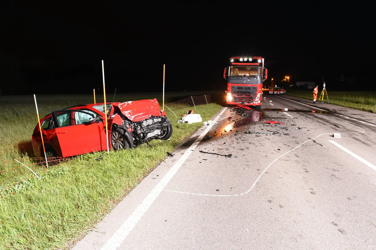 Niederweningen ZH - Autofahrer stirbt bei Crash mit Laster